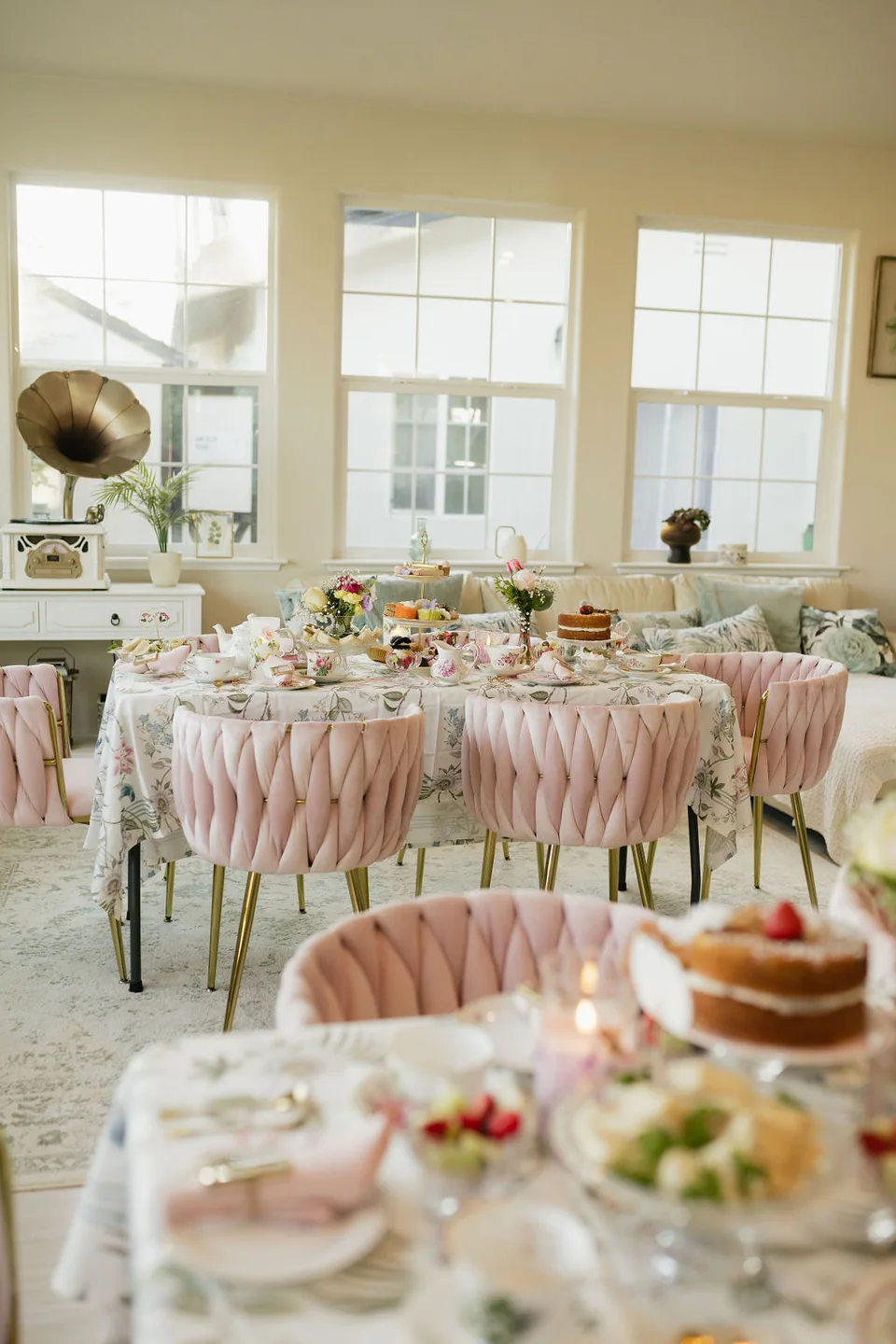 Fine china and floral details